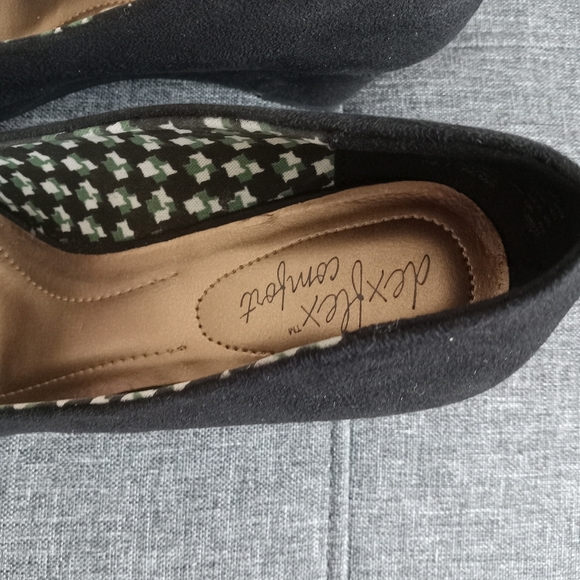 Used pair of black high heel pumps - Picture 4 of 4